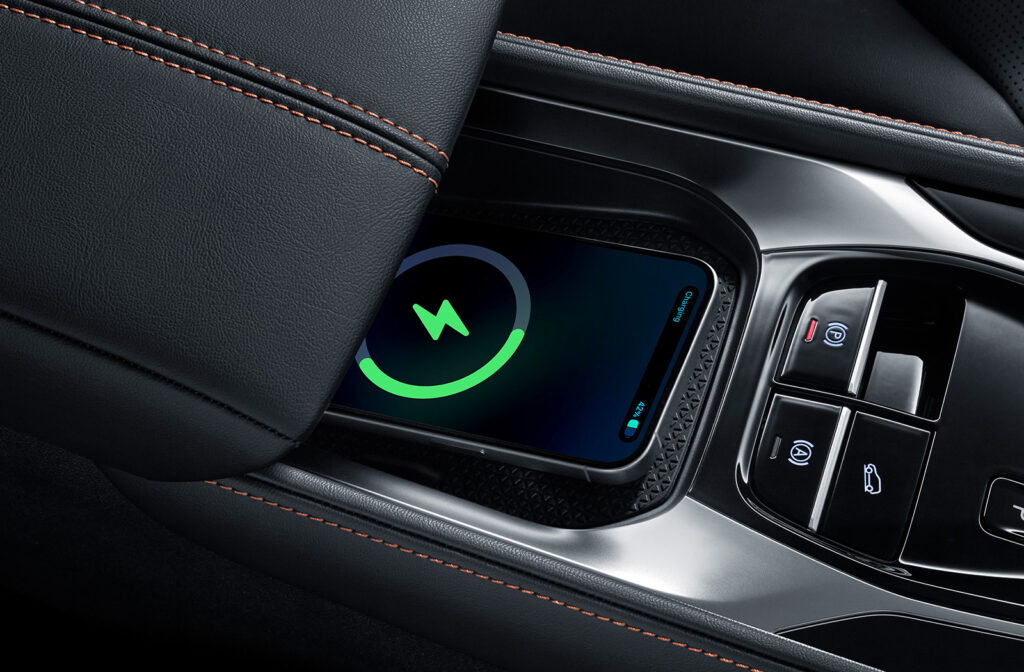 mg hs wireless charging.jpg